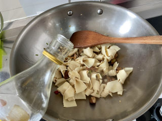 红烧豆腐皮➕香菇青菜烧豆腐皮,淋一茶匙料酒翻炒去腥