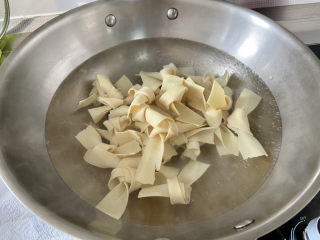红烧豆腐皮➕香菇青菜烧豆腐皮,水开，下豆腐结烫一分钟捞出
