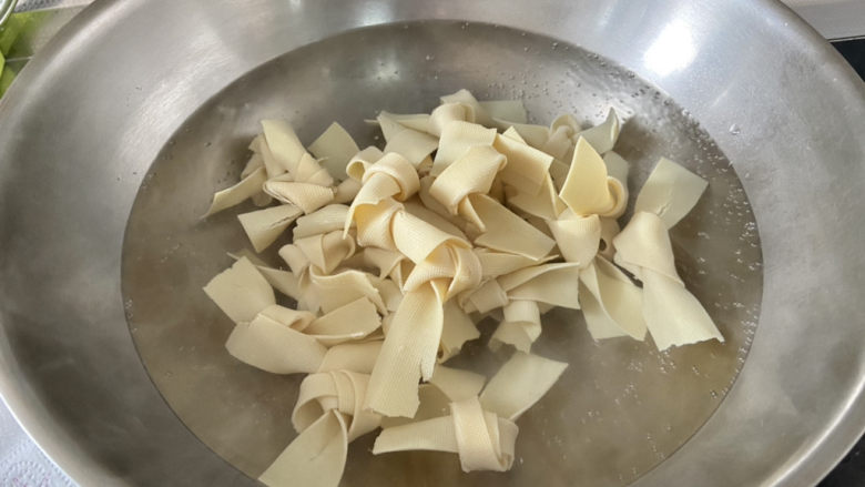 红烧豆腐皮➕香菇青菜烧豆腐皮,水开，下豆腐结烫一分钟捞出