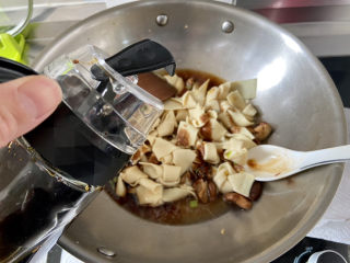 红烧豆腐皮➕香菇青菜烧豆腐皮,一汤匙生抽