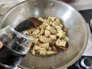 红烧豆腐皮➕香菇青菜烧豆腐皮,一茶匙老抽上色