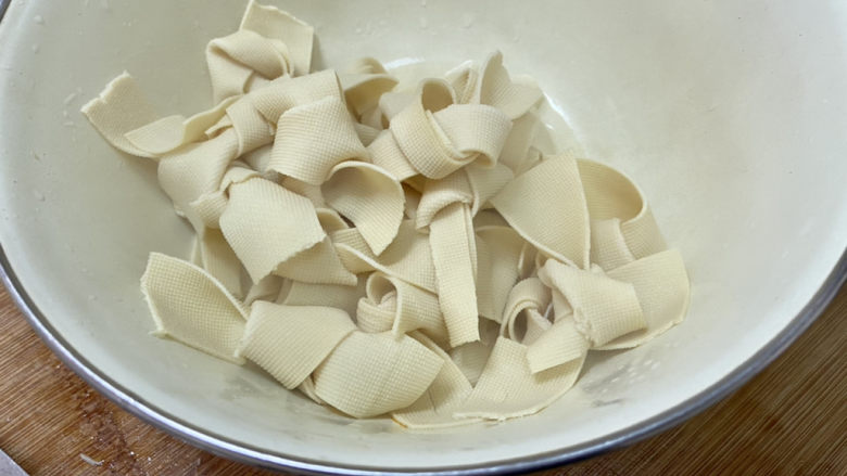红烧豆腐皮➕香菇青菜烧豆腐皮,捞出备用