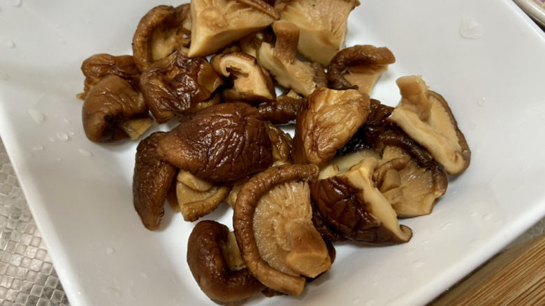 红烧豆腐皮➕香菇青菜烧豆腐皮,香菇切块