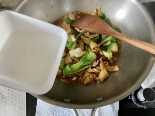 红烧豆腐皮➕香菇青菜烧豆腐皮,淋两汤匙水淀粉收汁