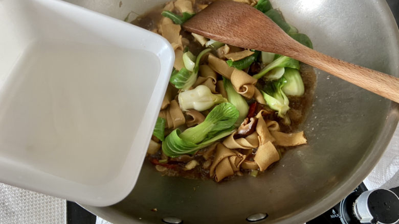 红烧豆腐皮➕香菇青菜烧豆腐皮,淋两汤匙水淀粉收汁