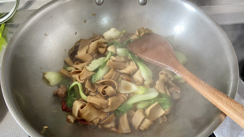红烧豆腐皮➕香菇青菜烧豆腐皮,收汁到汤汁浓郁