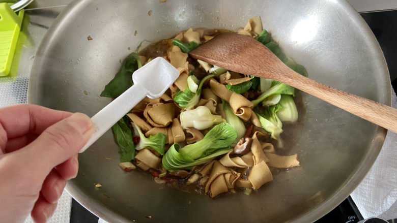 红烧豆腐皮➕香菇青菜烧豆腐皮,尝下咸淡，根据个人口味添加少许盐