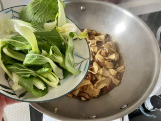 红烧豆腐皮➕香菇青菜烧豆腐皮,5分钟后开盖，转中大火，下青菜翻炒均匀