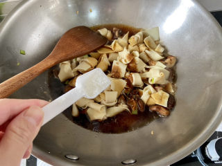 红烧豆腐皮➕香菇青菜烧豆腐皮,半茶匙白糖，加盖中小火炖煮5分钟