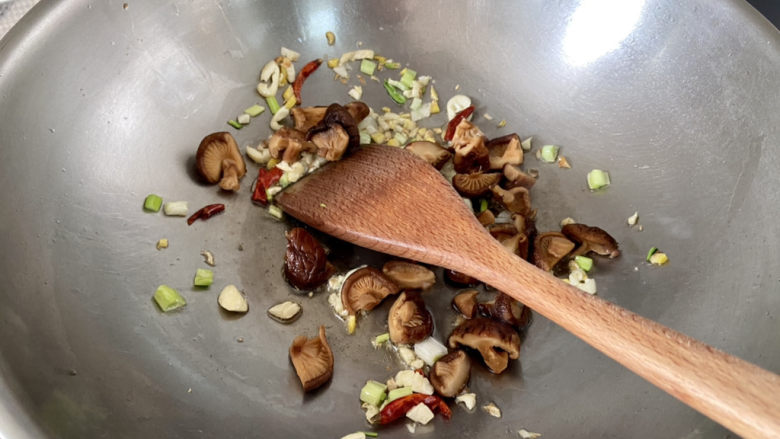 红烧豆腐皮➕香菇青菜烧豆腐皮,下香菇煸炒一分钟