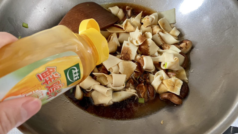 红烧豆腐皮➕香菇青菜烧豆腐皮,半茶匙太太乐鸡汁