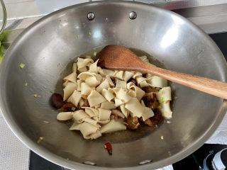 红烧豆腐皮➕香菇青菜烧豆腐皮,加入适量热水，基本没过豆腐结