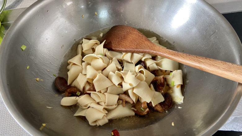 红烧豆腐皮➕香菇青菜烧豆腐皮,加入适量热水，基本没过豆腐结