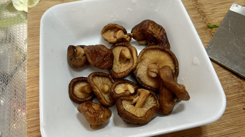 红烧豆腐皮➕香菇青菜烧豆腐皮,泡发好的香菇搓洗干净