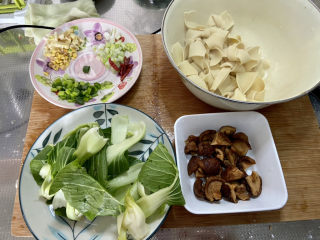 红烧豆腐皮➕香菇青菜烧豆腐皮,全部食材准备好