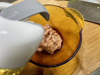 木耳炒肉丝➕蒜黄木耳炒肉丝,再加入少许食用油