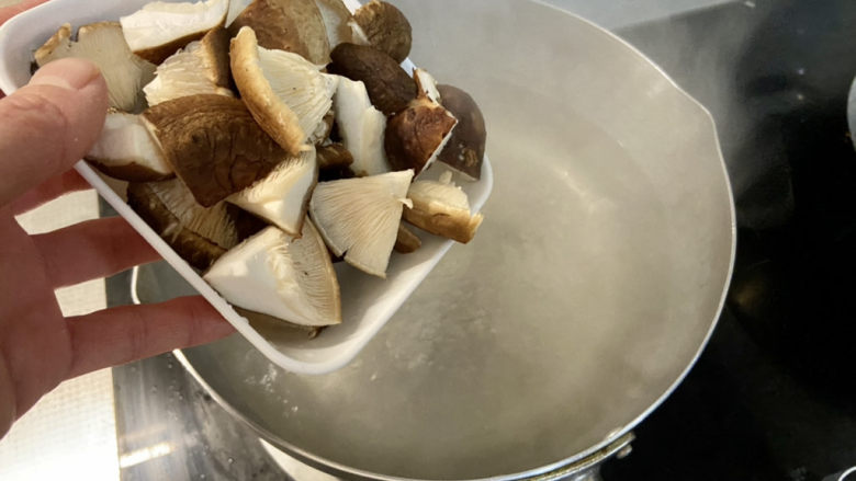 三鲜豆腐➕素三鲜豆腐,坐锅烧水，水开下香菇木耳