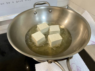 三鲜豆腐➕素三鲜豆腐,锅中加油，六成油温，下豆腐，中小火煎