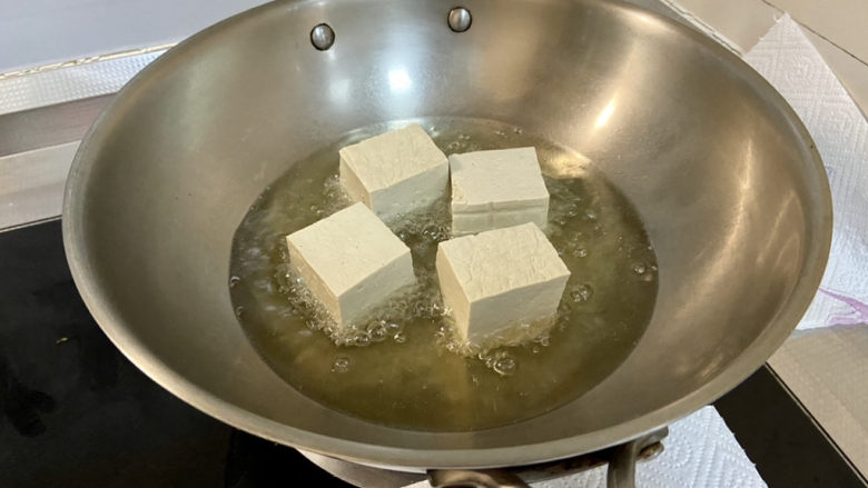 三鲜豆腐➕素三鲜豆腐,锅中加油，六成油温，下豆腐，中小火煎