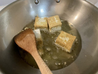 三鲜豆腐➕素三鲜豆腐,一面煎到金黄起硬壳，翻面继续煎