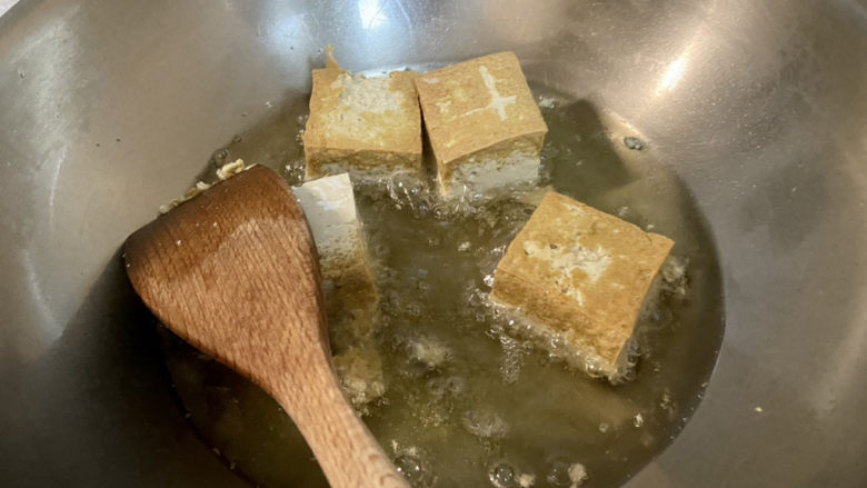 三鲜豆腐➕素三鲜豆腐,一面煎到金黄起硬壳，翻面继续煎