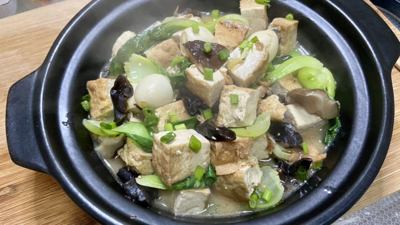 三鲜豆腐➕素三鲜豆腐,撒葱末出锅