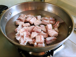 红烧豆腐皮,冷水入锅，焯烫去血沫，再用温水洗净浮沫，控干水分。
