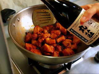红烧豆腐皮,加入生抽、丸庄黑豆原装酱油调味。