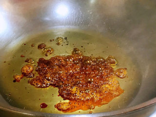 红烧豆腐皮,中小火，冰糖入锅慢慢冒出褐色泡泡，糖色就炒好了。