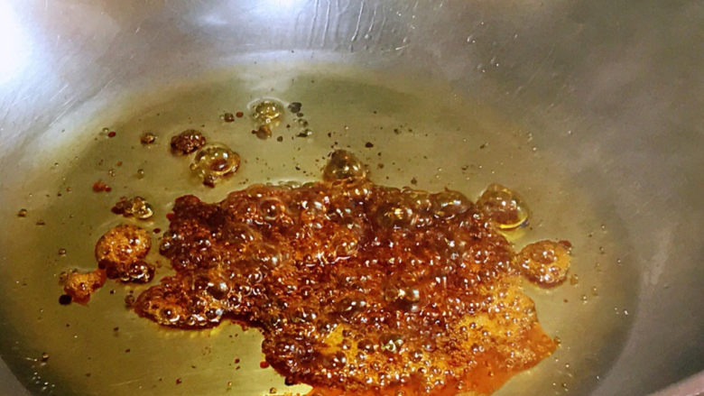 红烧豆腐皮,中小火，冰糖入锅慢慢冒出褐色泡泡，糖色就炒好了。