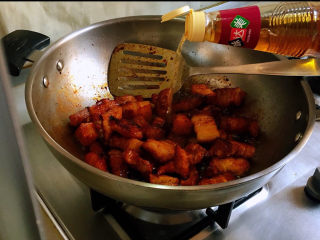 红烧豆腐皮,加入料酒或者花雕酒，有效去除肉的腥气。