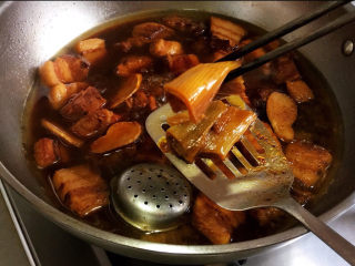 红烧豆腐皮,时间到，取出已经完成使命的烂葱段，保持肉的清爽。