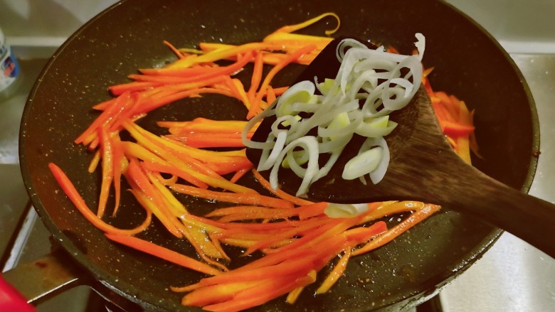 胡萝卜炒杏鲍菇,放入葱片增香。