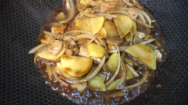 洋葱炒土豆片,加入适量水、酱油、盐，盖上锅盖焖5分钟