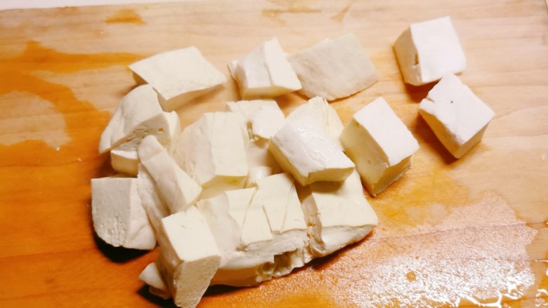 三鲜豆腐,豆腐入开水煮2分钟捞出切块。