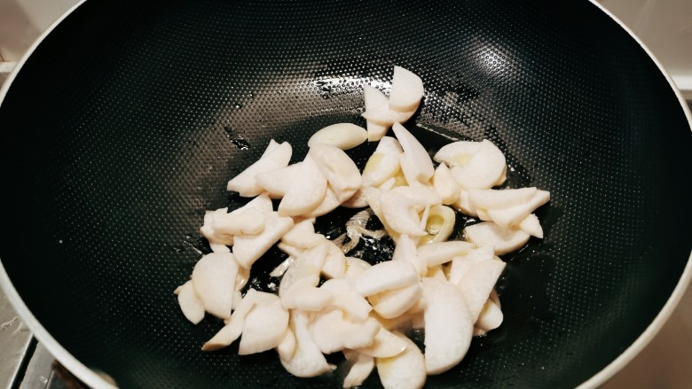 三鲜豆腐,起油锅放入杏鲍菇翻炒。