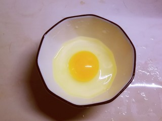 木耳蛋花汤,鸡蛋敲入碗里打散备用。