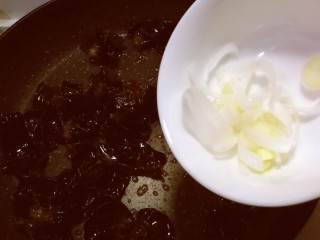 木耳蛋花汤,放入葱片增香。