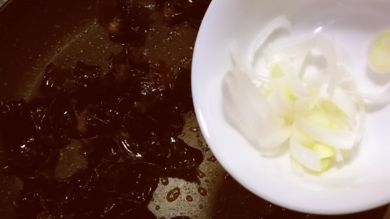 木耳蛋花汤,放入葱片增香。