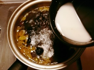 木耳蛋花汤,淋入水淀粉增稠。