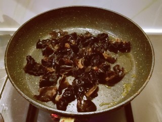 木耳蛋花汤,起油锅放入八角炒出香味，放入木耳翻炒。