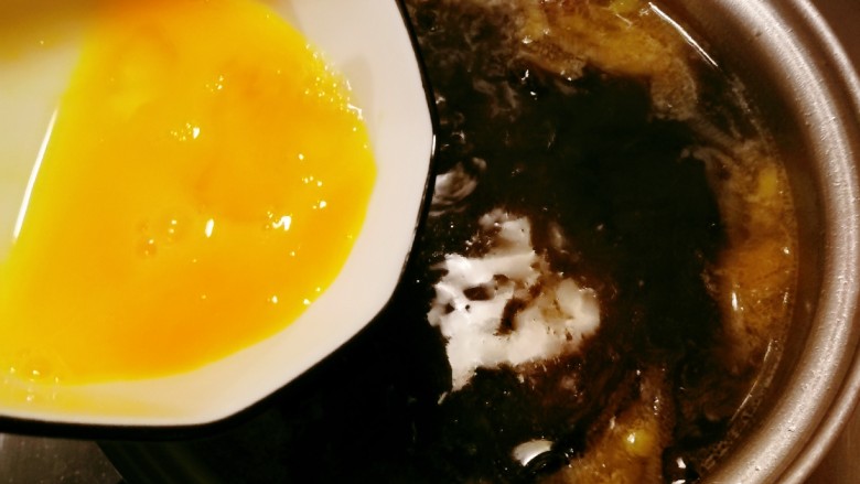 木耳蛋花汤,缓缓倒入鸡蛋。