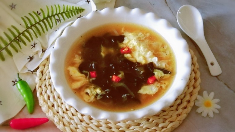 木耳蛋花汤,装盘食用，泡米饭非常好吃。