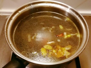 木耳蛋花汤,倒入清水转入汤锅，大火烧开。