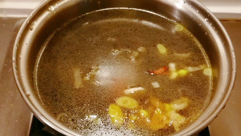 木耳蛋花汤,倒入清水转入汤锅，大火烧开。