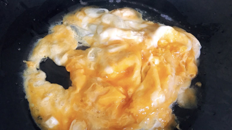 腊肠炒蛋,小火煎至蛋液凝固