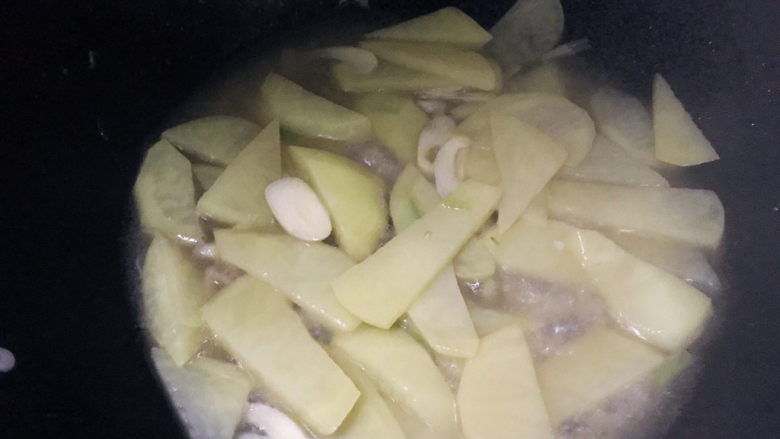 洋葱炒土豆片,加入适量温水，煮2分钟左右