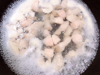 红烧豆腐皮,锅中烧开水，焯一下红烧肉，煮去血水洗净待用。