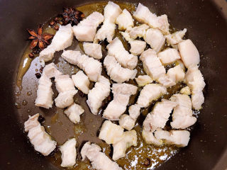 红烧豆腐皮,白糖融化加入五花肉，翻炒均匀。