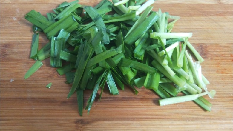 绿豆芽炒韭菜,切成段。